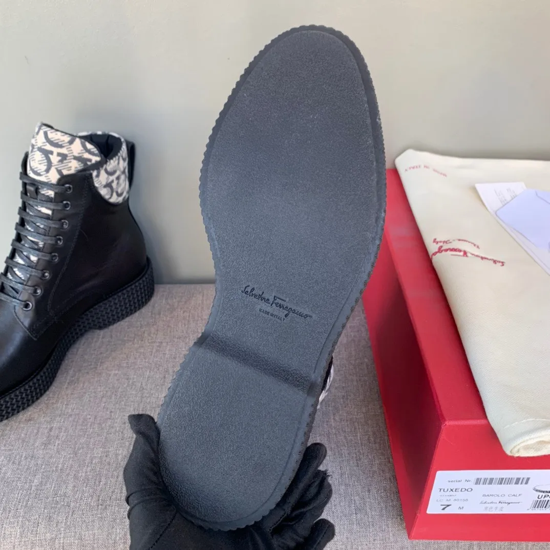 [Ferragamo] Top P: 1000💰 Number of yards: 39~44 (38.45 custom-made, non-returnable) Ferragamo winter series, original 1:1 development, casual men's short boots. Made with heavy investment, shoes and boots are made of imported cowhide + imported Ferragamo special fabric. Black cowhide lining that is not easily deformed. Wear-resistant rubber outsole, black cowhide, black open edge beads, black frosted, brown suede. Factory craftsmanship, perfect products are only prepared for you who know taste! Any comparison is welcome!